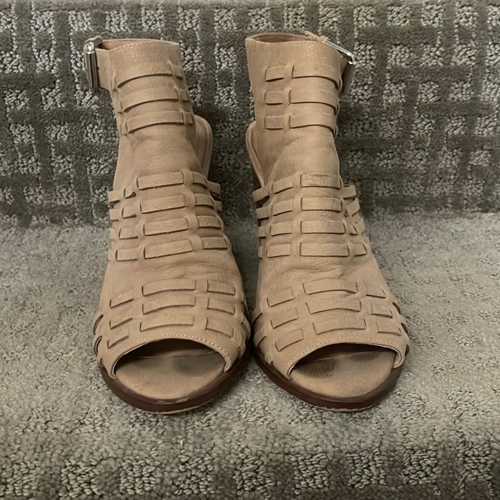 Caslon tan sandals Size 6.5